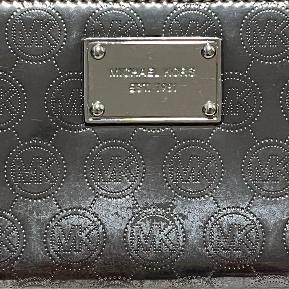 Michael Kors Logo Gray Metallic Patent Zip Around Continental Wallet - Picture 4 of 12